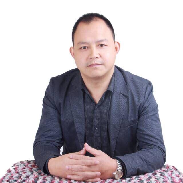 杜泽坤律师坐姿照